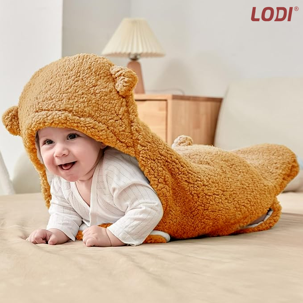 Paturica Pufoasa pentru Bebe Lodi498, calduroasa, in forma de ursulet pentru infasat bebelusi, prindere velcro, 0-6 luni, maro