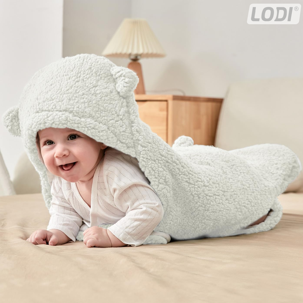 Paturica Pufoasa pentru Bebe Lodi495, calduroasa, in forma de ursulet pentru infasat bebelusi, prindere velcro, 0-6 luni, alb